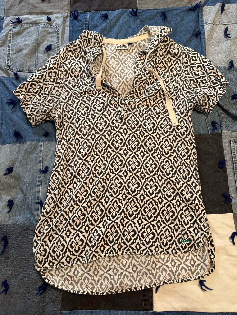 Women’s M Kavu Short-Sleeve Hooded Geo Print Top in Black and White